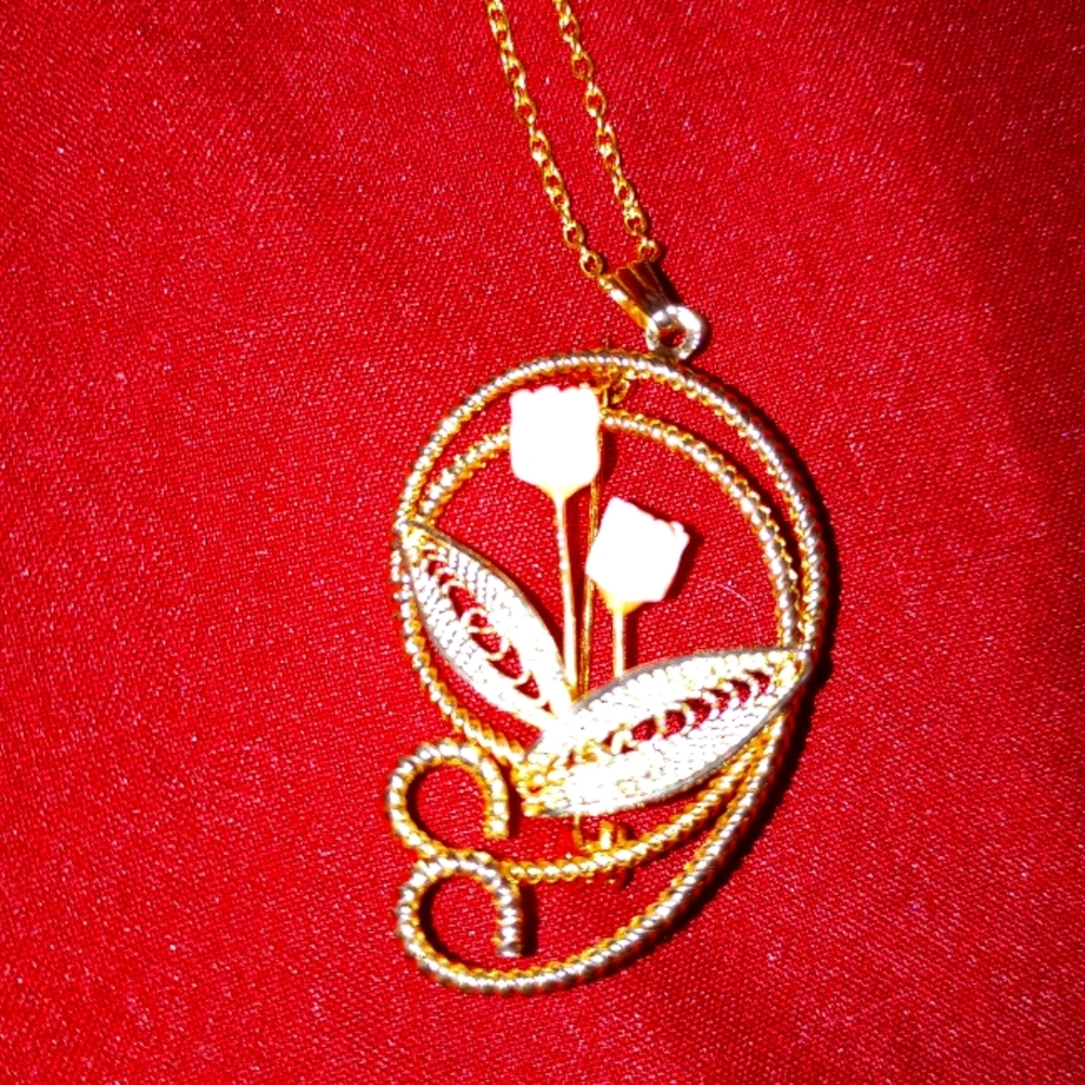 Beautiful gold pendant necklace with 2 pink roses.